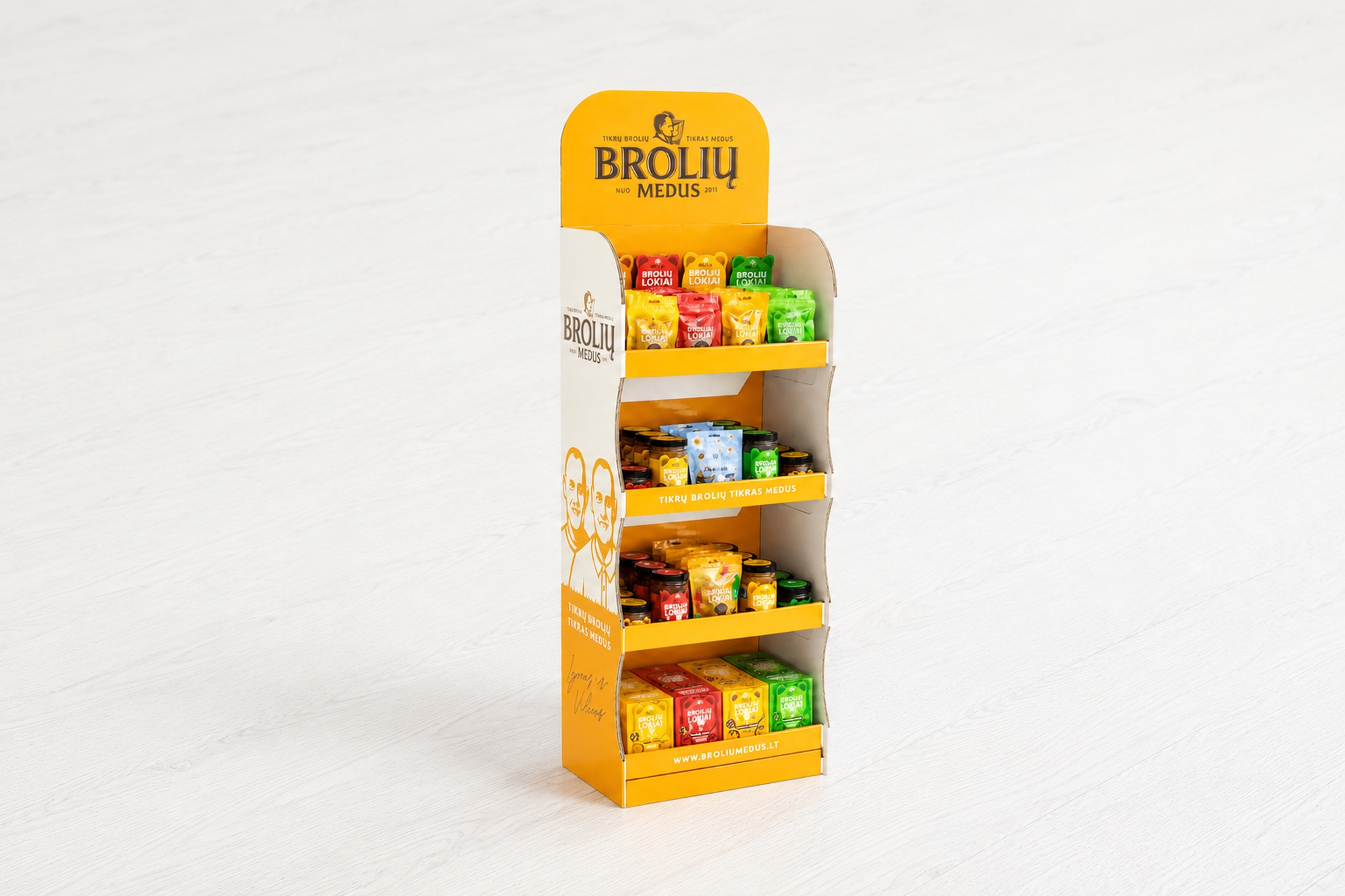 „Brolių medaus“ saldumynų stendas